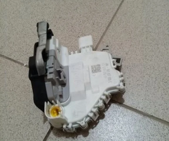 Уплотнитель передней правой двери для Audi A4 B8 2007-2015 на фотографиях