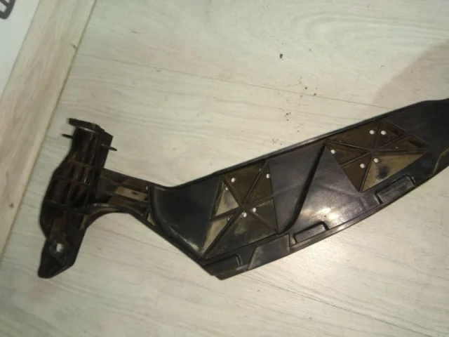 Кронштейн переднего бампера левый для Porsche Macan 95B 2014-2023 на фотографиях