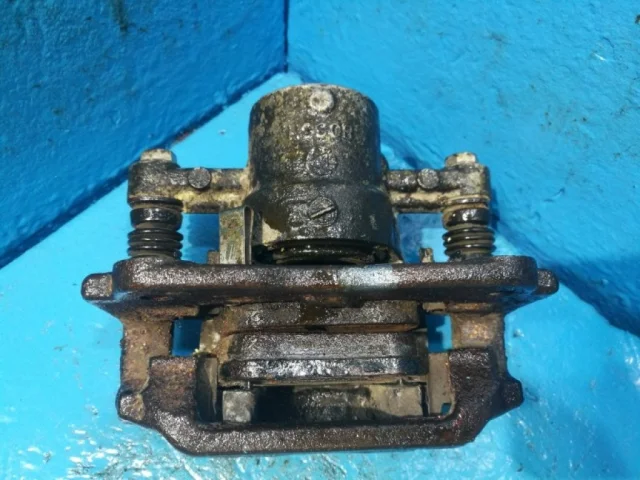 Суппорт задний левый для Toyota Avensis Седан T250 2003-2008 на фотографиях