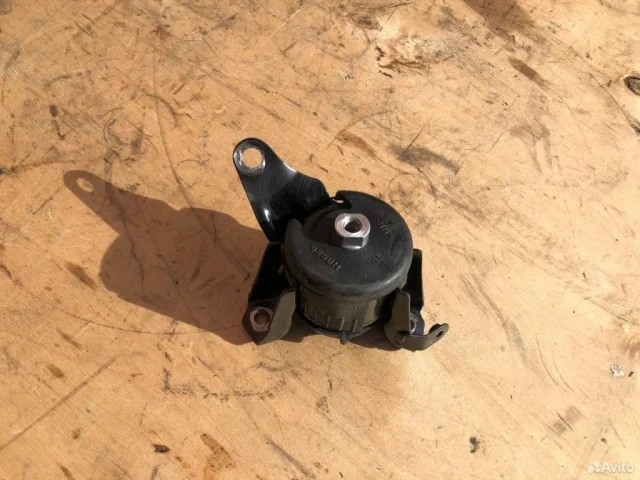 Опора двигателя передняя правая верхняя для Toyota Avensis Седан T250 2003-2008 на фотографиях