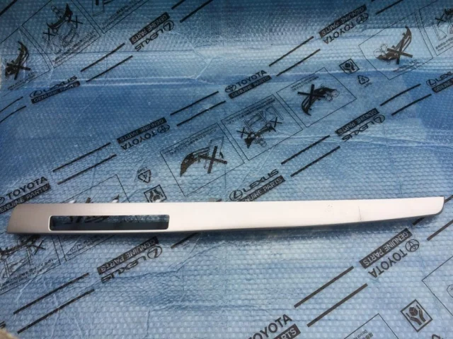 Накладка на торпеду (борода) для Toyota RAV4 XA40 rest 2015-2019 на фотографиях