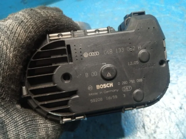 Блок дроссельной заслонки для Volkswagen Passat Variant (B5+ (B5.5), Typ 3BG) 2000-2005 на фотографиях