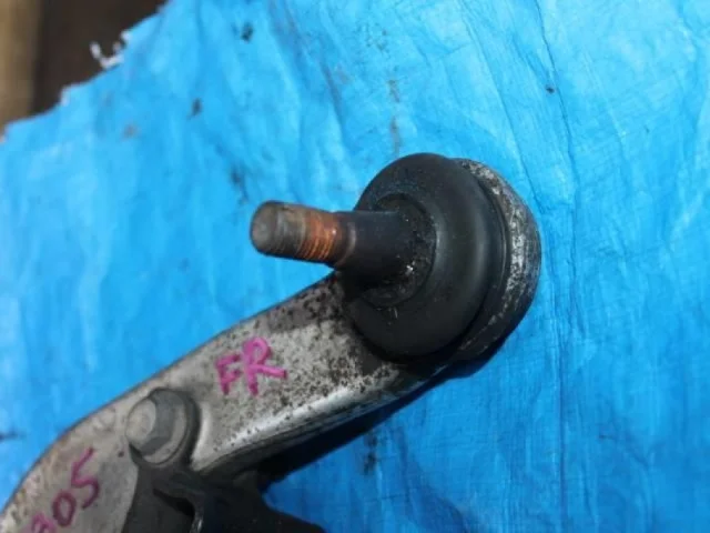 Качающийся рычаг правый для Nissan X-Trail T30 RU 2001-2007 на фотографиях