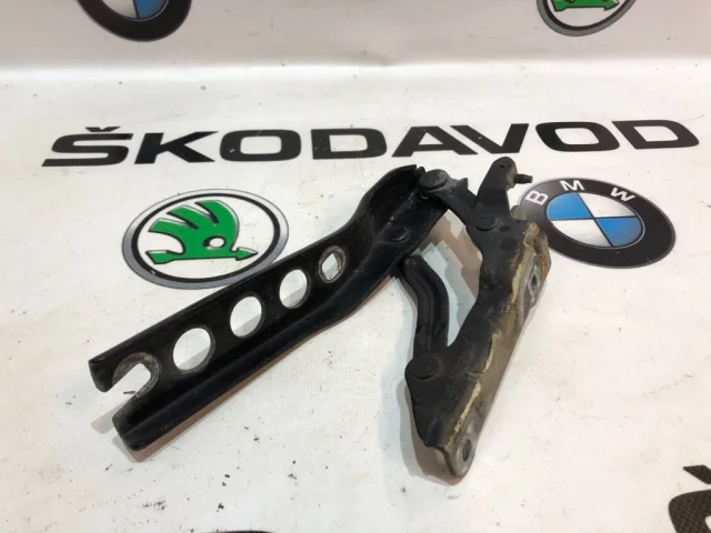 Петля капота правая для Skoda Octavia A5 на фотографиях