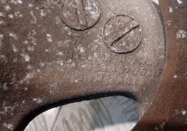 Кулак поворотный правый для Porsche Macan 95B 2014-2023 на фотографиях