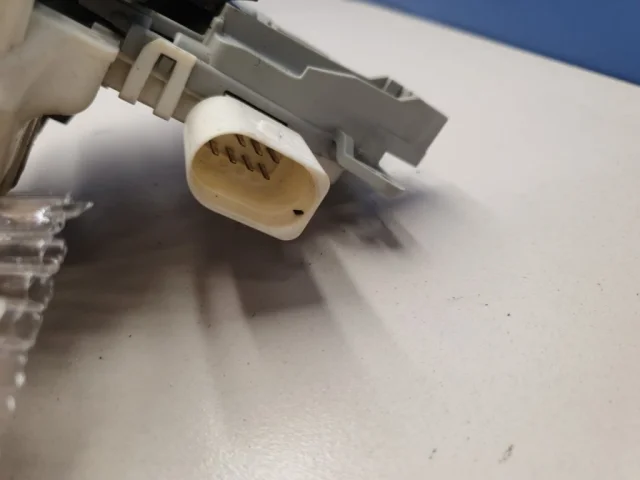 Уплотнитель передней правой двери для Audi A4 B8 2007-2015 на фотографиях