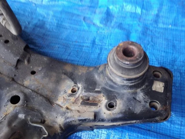 Подрамник двигателя для Nissan Teana J31 2003-2007 на фотографиях