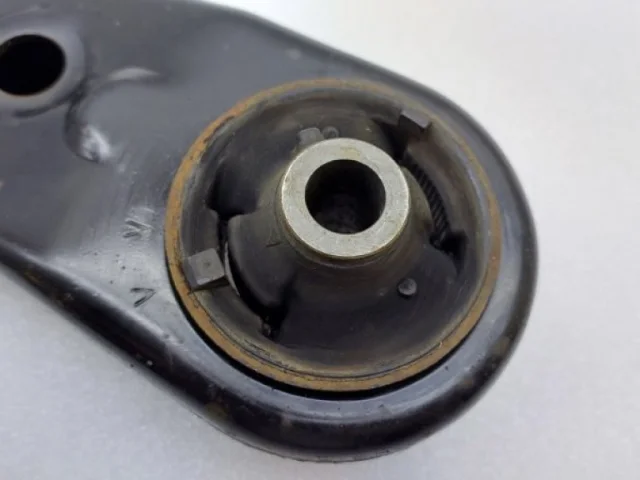 Рычаг передний левый нижний для Toyota RAV4 XA40 2013-2015 на фотографиях