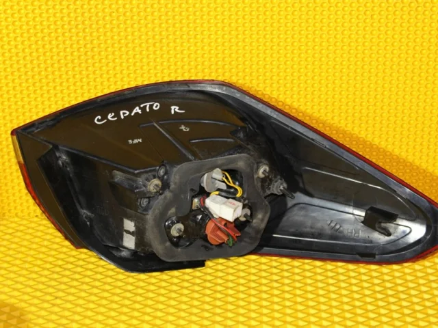 Фонарь внешний правый для Kia Cerato YD 2016-2020 rest. на фотографиях