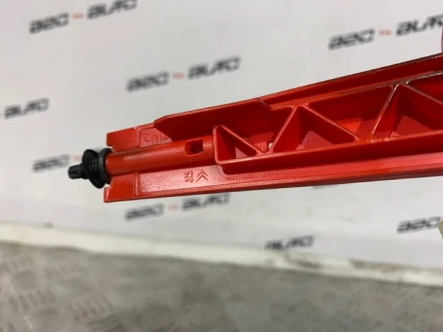 Стоп-сигнал правый для Peugeot 308 SW T7 2007-2014 на фотографиях