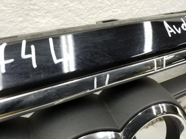 Решетка радиатора левая для Audi Q8 4M 2018-2023 на фотографиях