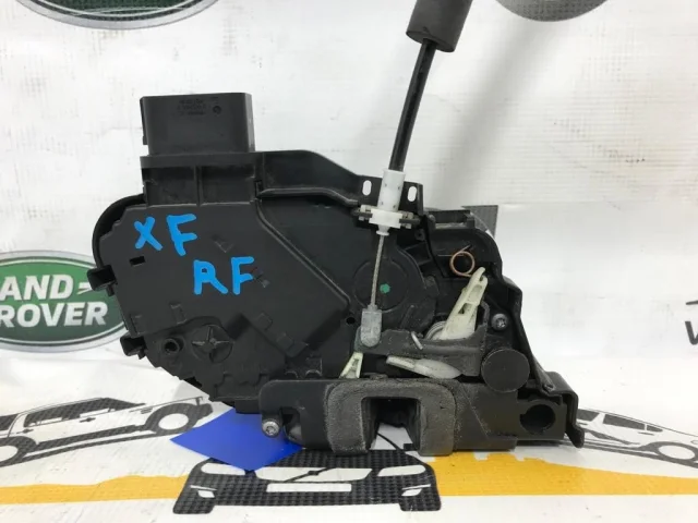 Уплотнитель передней правой двери для Land Rover Discovery L319 2009-2013 на фотографиях