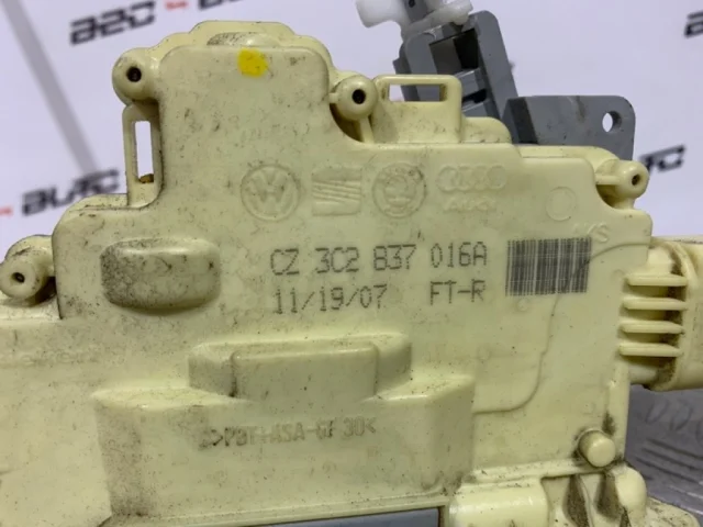 Замок передней левой двери для Volkswagen Passat Variant (B6, Typ 3C) 2004-2010 на фотографиях