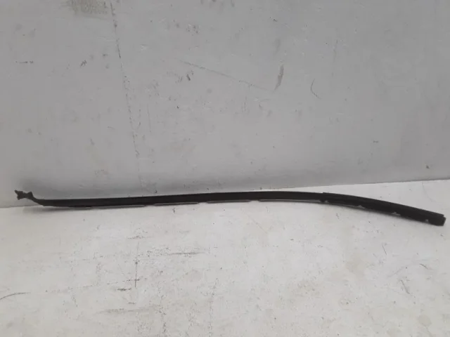 Накладка лобового стекла левая для Toyota Land Cruiser 200 2007-2015 на фотографиях