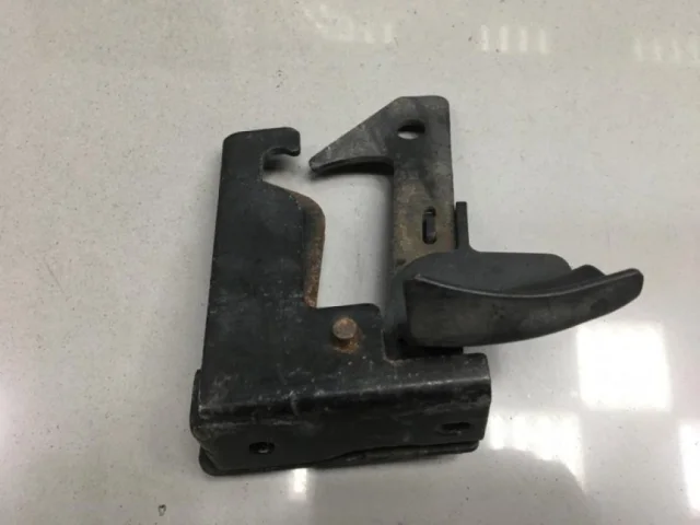 Замок капота правый для Mercedes-Benz C class W204 2007-2014 на фотографиях