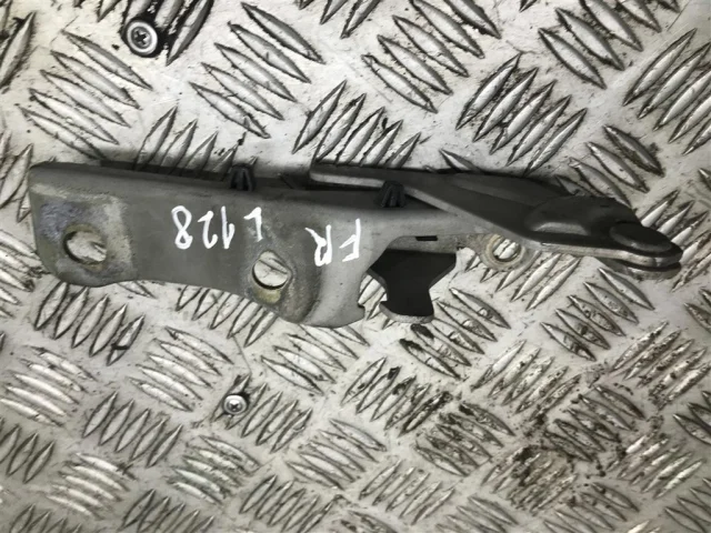 Крепление петли капота для Hyundai Tucson JM 2004-2009 на фотографиях