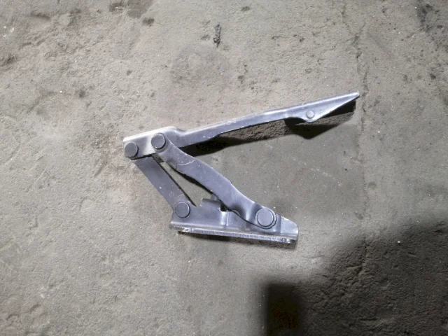 Петля капота правая для BMW 5er Е60 2003-2010 на фотографиях