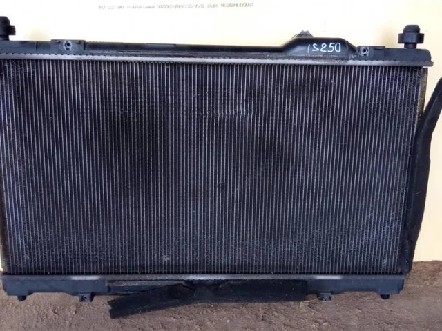 Радиатор охлаждения ДВС для Lexus IS Седан USE20,GSE21 (JDM) 2005-2012 на фотографиях