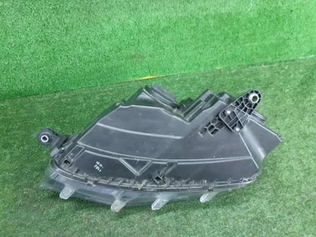 Фара правая для Skoda Octavia A7 Tour на фотографиях