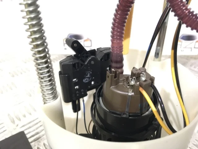 Корпус бензонасоса для Skoda Octavia A5 на фотографиях