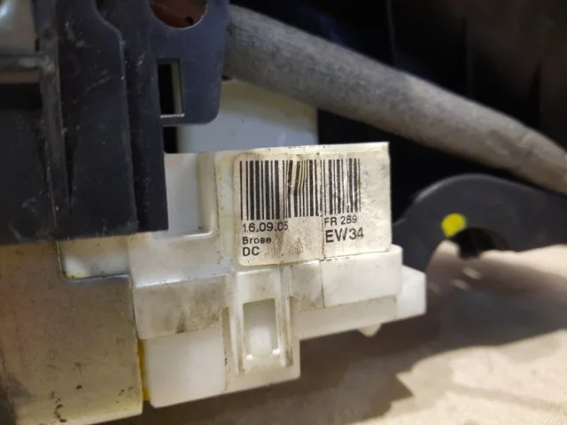 Уплотнитель передней правой двери для Mercedes-Benz M class W164 2005-2011 на фотографиях