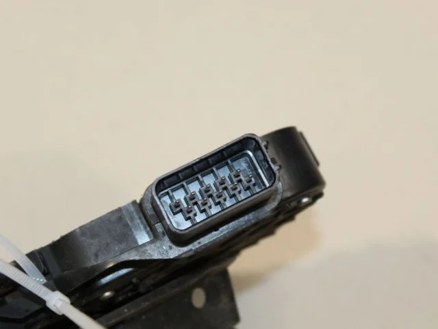 Замок двери задней правой для Ford Galaxy CD340 2006-2015 на фотографиях