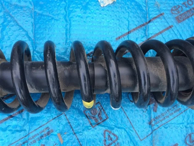 Амортизатор кабины пружинный передний левый для Toyota Land Cruiser 200 2007-2015 на фотографиях