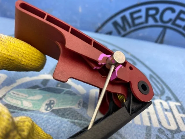 Трос замка капота для Mercedes-Benz C class CL203 2000-2008 на фотографиях