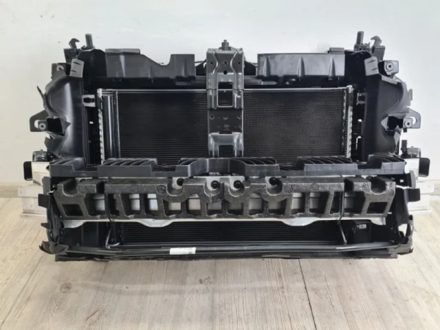 Панель радиатора (телевизор) для Audi Q8 4M 2018-2023 на фотографиях