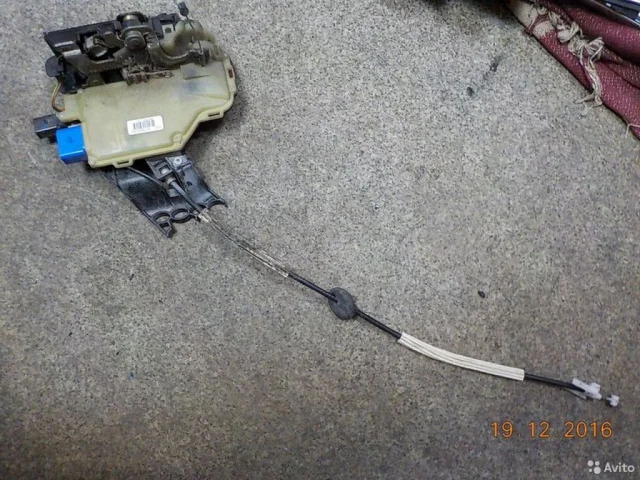 Уплотнитель передней правой двери для Volkswagen Touareg I (7L) 2002-2010 на фотографиях