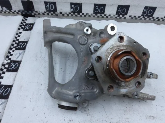 Цапфа задняя левая для Audi A6 C7 2010-2018 на фотографиях