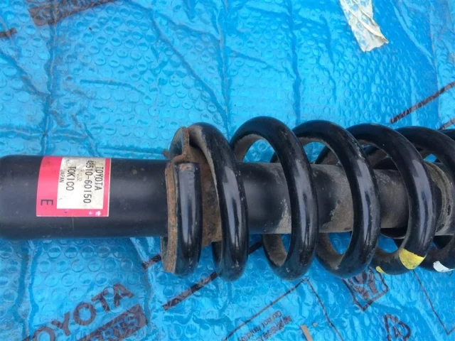 Амортизатор кабины пружинный передний левый для Toyota Land Cruiser 200 2007-2015 на фотографиях