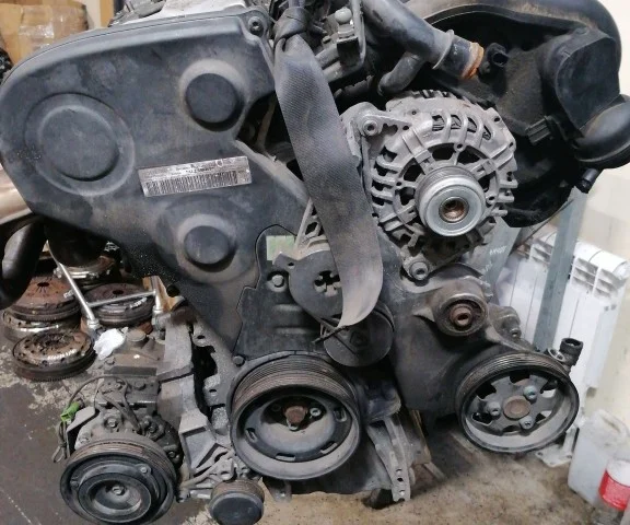 Двигатель для Audi A4 B6 Avant 2000-2004 на фотографиях