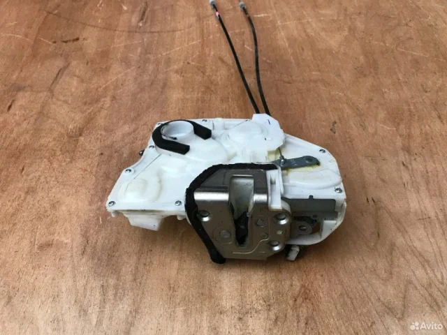 Замок передней левой двери для Suzuki SX4 2006-2009 на фотографиях