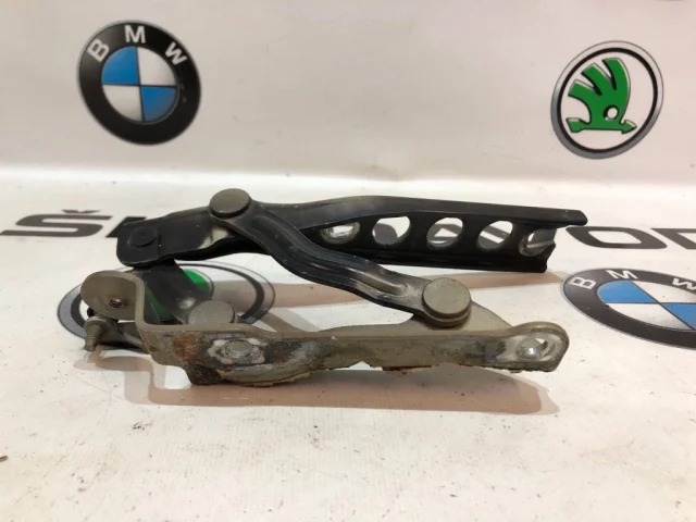 Петля капота правая для Skoda Octavia A5 на фотографиях