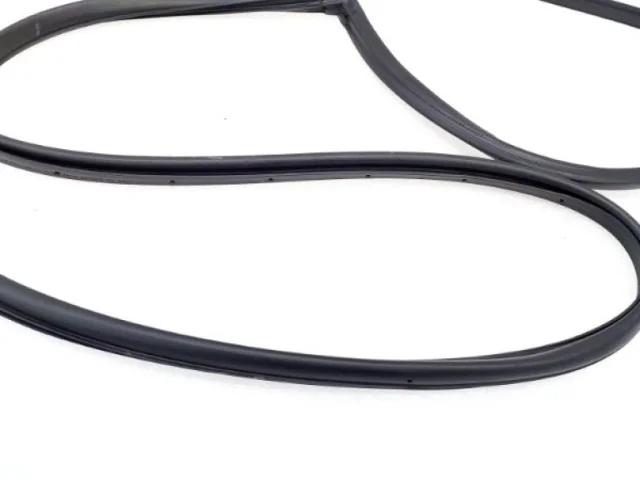 Уплотнитель задней левой двери для Kia Ceed 2 SW JD 2012-2016 на фотографиях