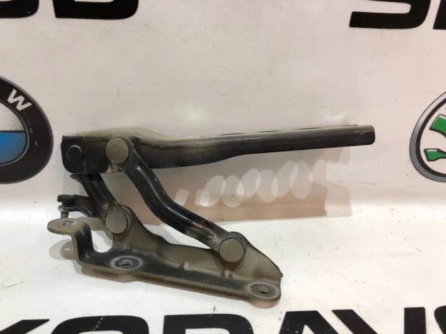 Петля капота правая для Skoda Octavia A5 на фотографиях