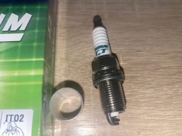 Свеча зажигания для Mitsubishi Outlander III GF0W 2012-2016 на фотографиях