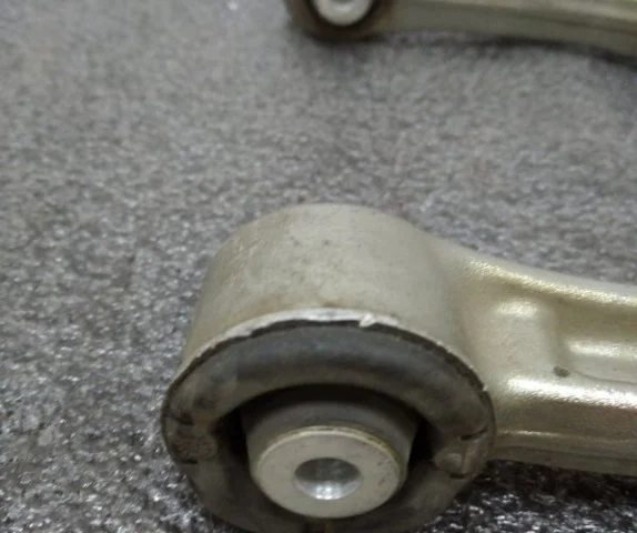 Рычаг передний правый верхний для BMW 5er G30 2016-2023 на фотографиях