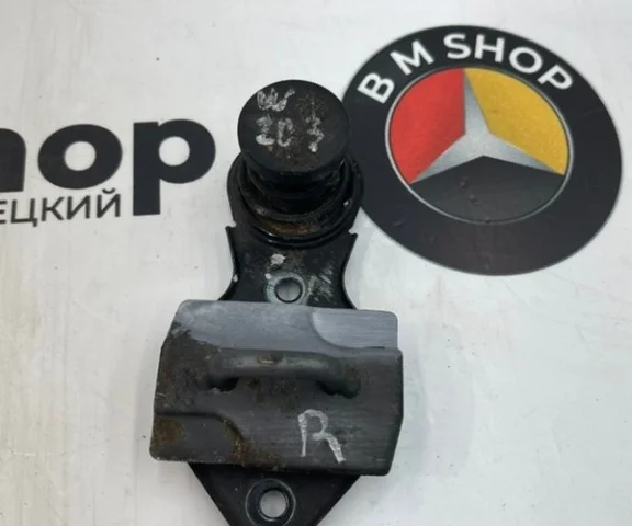 Замок капота левый для Mercedes-Benz M class W164 2005-2011 на фотографиях
