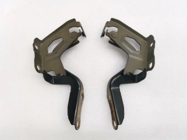 Петля капота правая для Toyota RAV4 XA40 rest 2015-2019 на фотографиях