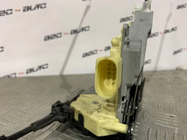 Замок передней левой двери для Volkswagen Passat Variant (B6, Typ 3C) 2004-2010 на фотографиях