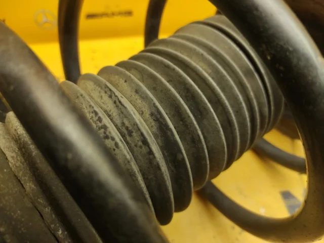 Амортизатор задний левый для BMW 7er Е38 1994-2001 на фотографиях