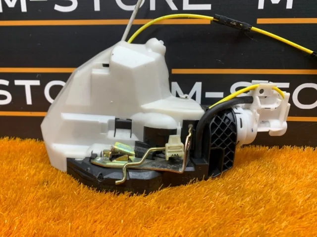 Замок задней правой двери для Mercedes-Benz S class W220 1998-2005 на фотографиях