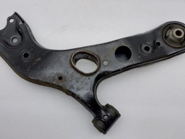 Рычаг передний левый нижний для Toyota RAV4 XA40 2013-2015 на фотографиях