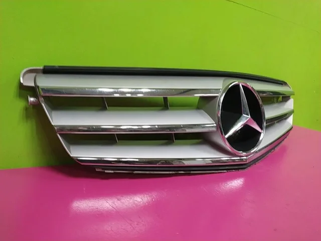 Решетка радиатора для Mercedes-Benz C class C204 2008-2015 на фотографиях