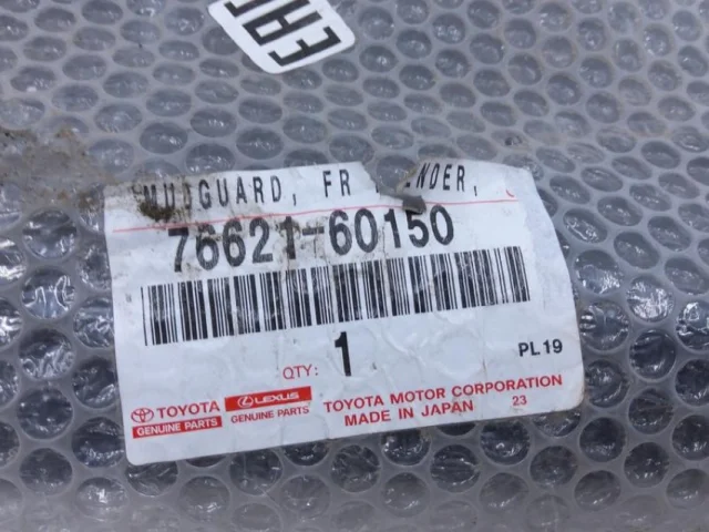 Брызговик передний правый для Toyota Land Cruiser 200 (JDM) 2007-2013 на фотографиях