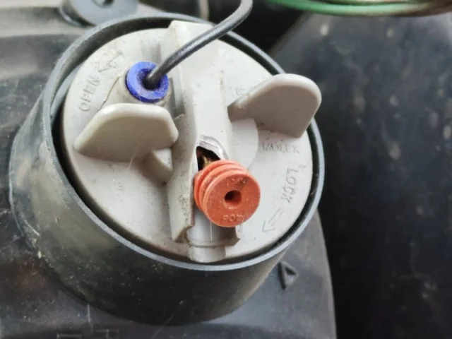 Фонарь левый для Suzuki SX4 2006-2009 на фотографиях