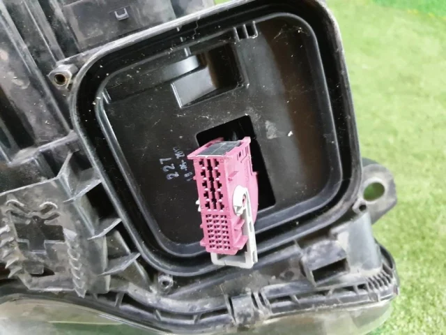 Крышка форсунки фароомывателя левая для Mercedes-Benz C class W204 2007-2014 на фотографиях