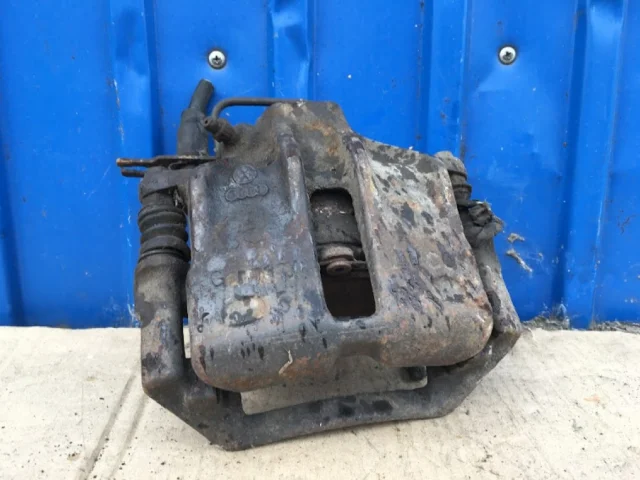 Суппорт передний левый для Audi A4 B5 Avant 1994-2001 на фотографиях